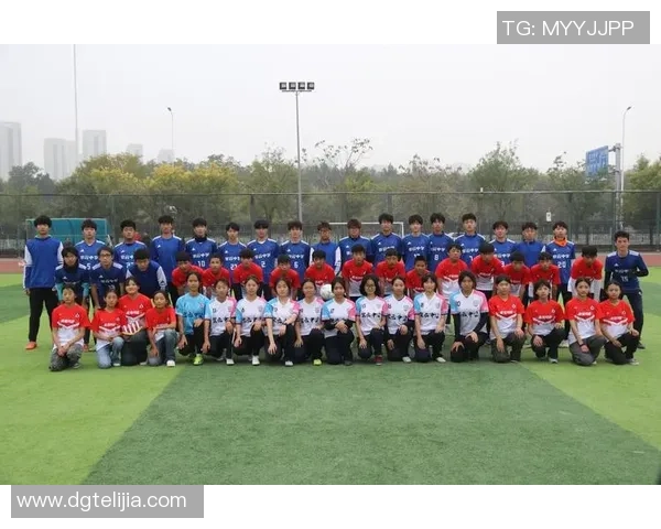 中国足球明星齐聚一堂合影留念展现团结与友谊的精彩瞬间